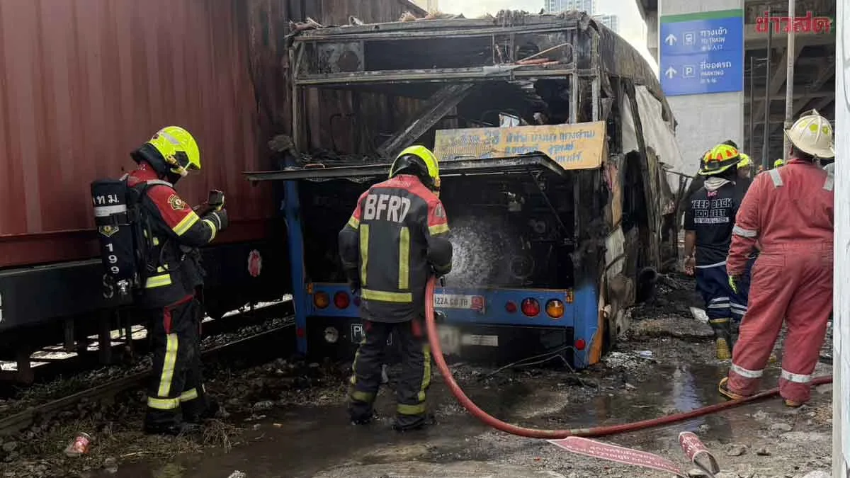 Railway Director Rushes to Investigate Cause of Train-Bus Collision; Fire Engulfs Vehicles, 8 Dead and Multiple Injured