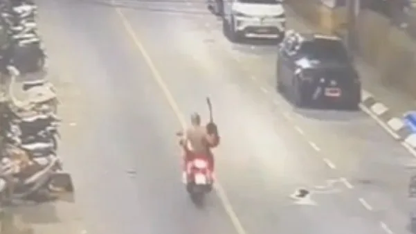 Foreign tourists steal guitar from parked motorbike in Karon