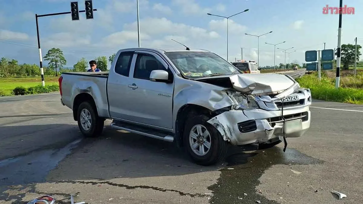 Deadly Intersection: Pickup Truck Collides with Sedan at Red Light, Two Injured, Locals Demand Urgent Traffic Signal Repair